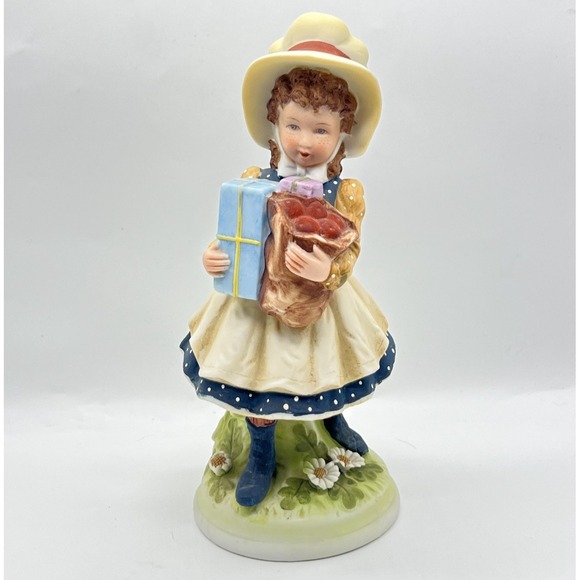World Wide Art Inc. Other - Hollie Hobby Creation Figurine Girl Holding Gift And Apples Dress Hat Daisy